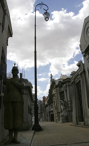 Kairėje - skulptūra prie bendro kapo kareiviams, žuvusiems kare su Paragvajumi.