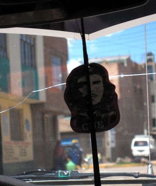 Che - po veidrodėliu taksi automobilyje. Kultas gyvas ir klesti - bent jau Argentinoje ir Peru.
