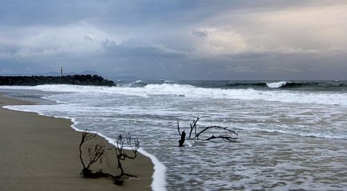 Ciklono kamuojama Tasmanijos jūra. Bandysime pažiūrėti kas vyksta po bangomis.